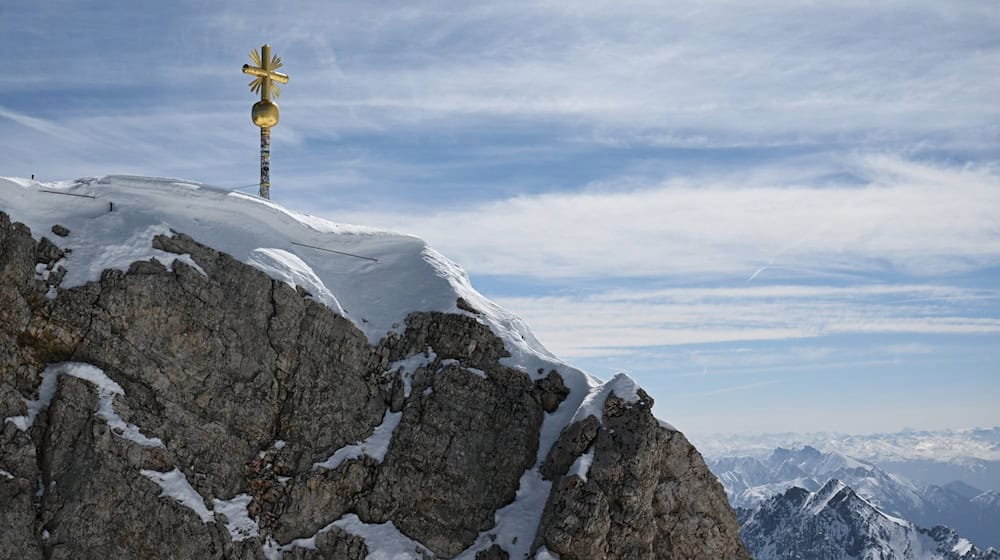 Das Gipfelkreuz der Zugspitze. / Foto: Angelika Warmuth/dpa