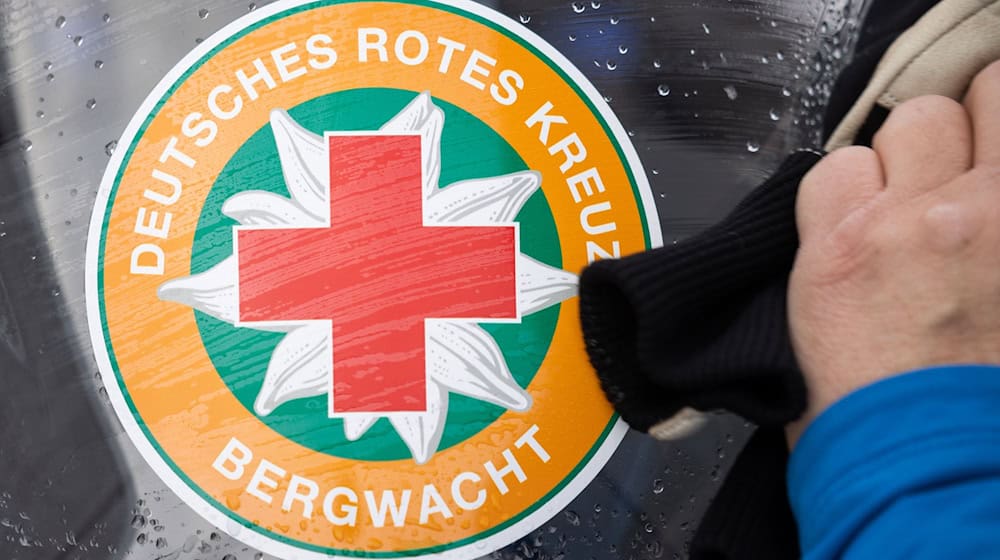 Das Logo der Bergwacht ist an der Scheibe des Schneemobils am Fallbachhang zu sehen. / Foto: Michael Reichel/dpa-Zentralbild/dpa