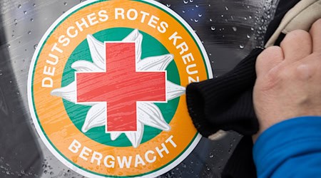 Das Logo der Bergwacht ist an der Scheibe des Schneemobils am Fallbachhang zu sehen. / Foto: Michael Reichel/dpa-Zentralbild/dpa