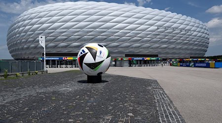 Ein großer Ball von Adidas ist vor der München Fußball Arena zu sehen. / Foto: Sven Hoppe/dpa