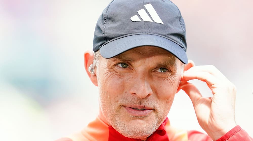 Münchens Trainer Thomas Tuchel lächelt während eines Interviews. / Foto: Uwe Anspach/dpa