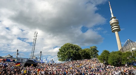 Eine brechend volle Fanzone im Münchner Olympiapark zum EM-Spiel Deutschland gegen Schottland. / Foto: Stefan Puchner/dpa/Archivbild