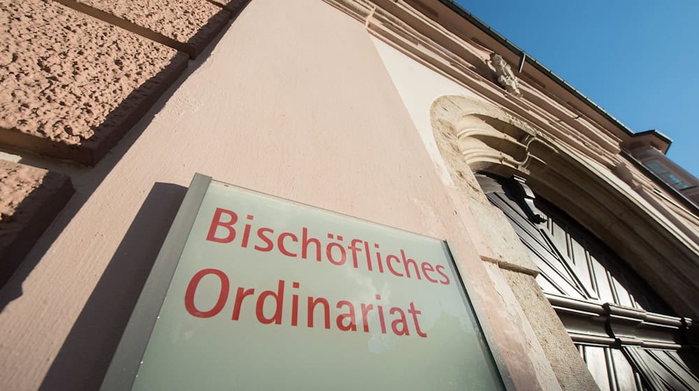 Bischöfliches Ordinariat steht auf einem Schild. / Foto: Armin Weigel/dpa/Archivbild