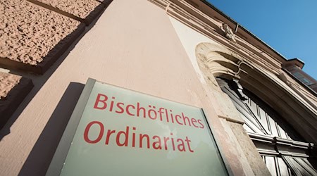 Bischöfliches Ordinariat steht auf einem Schild. / Foto: Armin Weigel/dpa/Archivbild