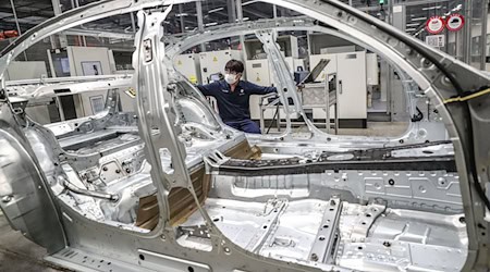 Ein Mann arbeitet im Tiexi-Werk in China von BMW Brilliance Automotive (BBA). / Foto: Pan Yulong/XinHua/dpa/Archiv