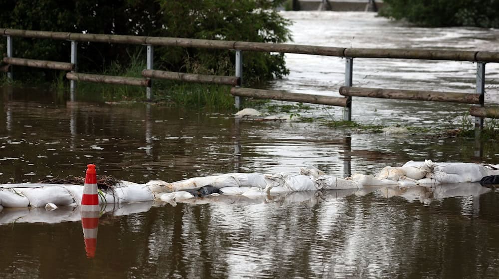 Mit Sandsäcken wird versucht das Hochwasser der Mindel zu stoppen. / Foto: Karl-Josef Hildenbrand/dpa