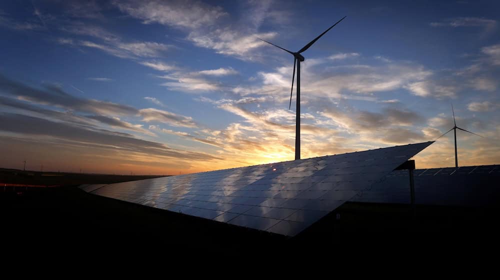 Windräder und eine Solaranlage in Unterfranken. / Foto: Karl-Josef Hildenbrand/dpa/Archivbild