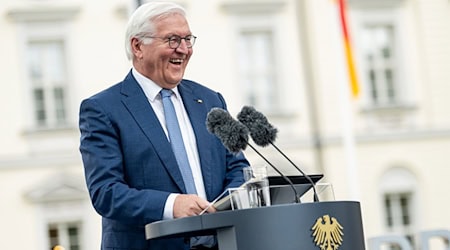 Bundespräsident Frank-Walter Steinmeier spricht im Park von Schloss Bellevue. / Foto: Fabian Sommer/dpa/Archivbild