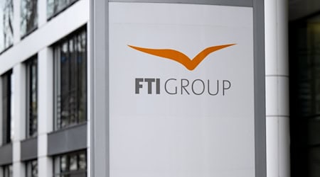 Das Logo des Reiseveranstalter FTI (FTI Group) steht vor dem Firmensitz. / Foto: dpa