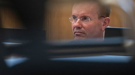 Der frühere Wirecard-Vorstandschef Markus Braun sitzt im Gerichtssaal an seinem Platz. / Foto: Peter Kneffel/dpa