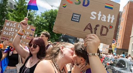 Zigtausende Menschen demonstrierten in einem bunten Umzug für die Rechte der queeren Szene. / Foto: Stefan Puchner/dpa