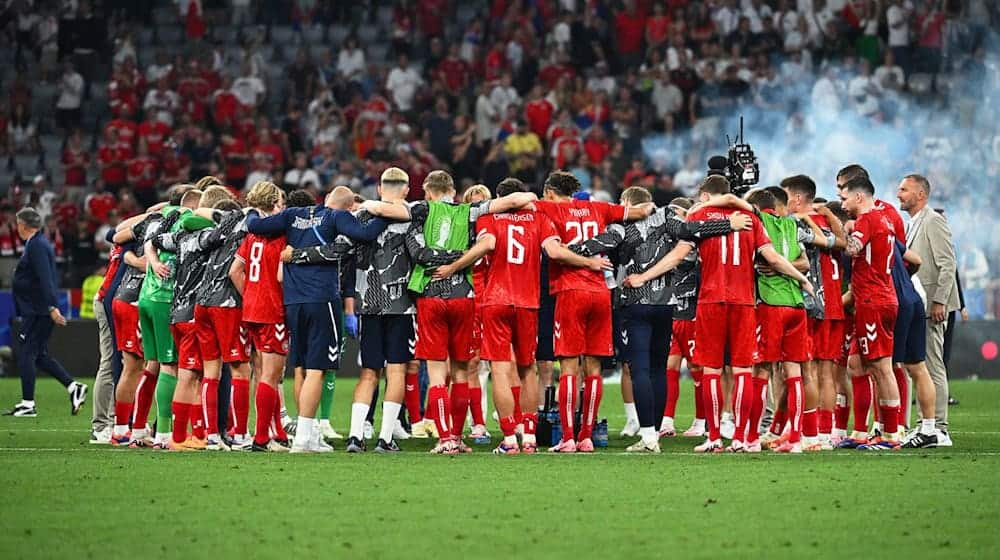 Die Spieler von Dänemark stehen nach dem Spiel im Kreis zusammen. / Foto: Sven Hoppe/dpa