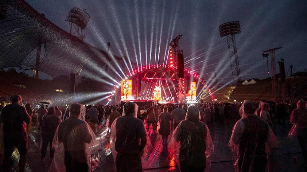 Beim Konzert von Andreas Gabalier im Olympiastadion stehen die Zuschauer im strömenden Regen. / Foto: Stefan Puchner/dpa