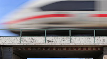 Ein ICE fährt auf der Bahnstrecke Augsburg-Ulm. / Foto: Karl-Josef Hildenbrand/dpa