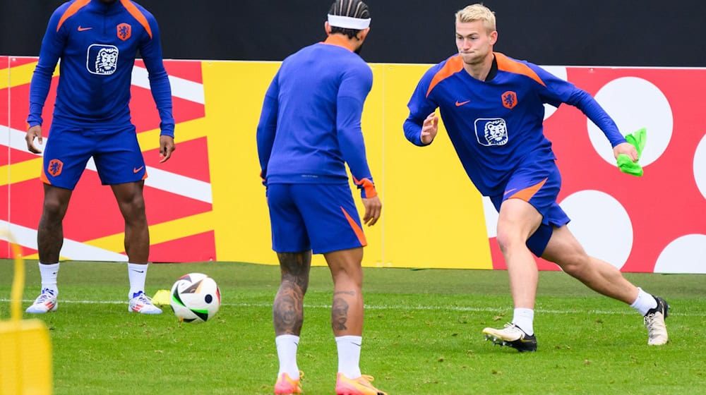 Matthijs de Ligt kämpft um den Ball bei einer öffentlichen Trainingseinheit der niederländischen Fußballnationalmannschaft im AOK Stadion vor der Fußball-Europameisterschaft 2024 in Deutschland. / Foto: Julian Stratenschulte/dpa