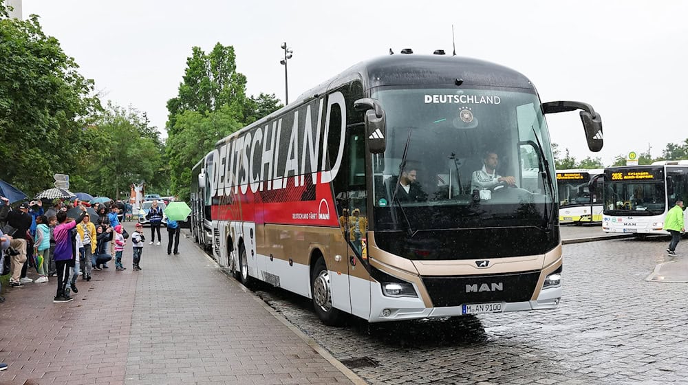 Ankunft in Erlangen vor Bezug des EM-Quartiers bei Adidas in Herzogenaurach, der Bus der deutschen Nationalmannschaft verlässt den Busbahnhof. / Foto: Daniel Löb/dpa