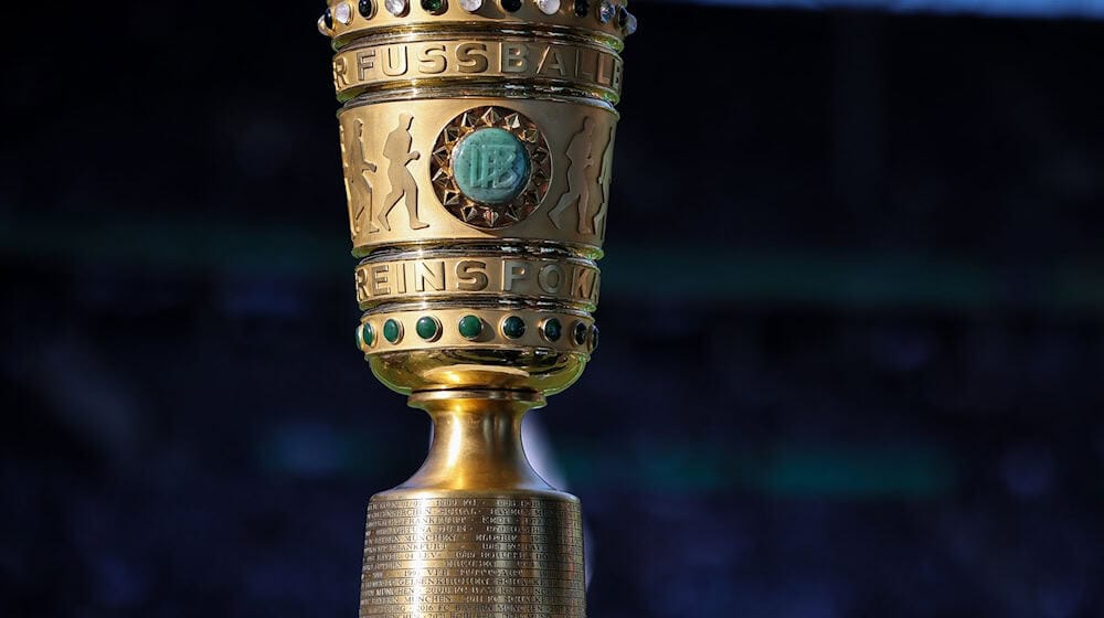 Der Pokal steht im Stadion. / Foto: Jan Woitas/dpa