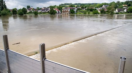 Eine mobile Hochwasser-Schutzwand schützt die Zufahrt zum Kloster Weltenburg vor dem Hochwasser der Donau. / Foto: Pia Bayer/dpa