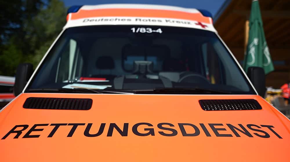 Ein Rettungswagen mit der Aufschrift "Rettungsdienst" steht während einer Übung am Opfinger See. / Foto: Patrick Seeger/dpa