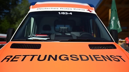 Ein Rettungswagen mit der Aufschrift "Rettungsdienst" steht während einer Übung am Opfinger See. / Foto: Patrick Seeger/dpa