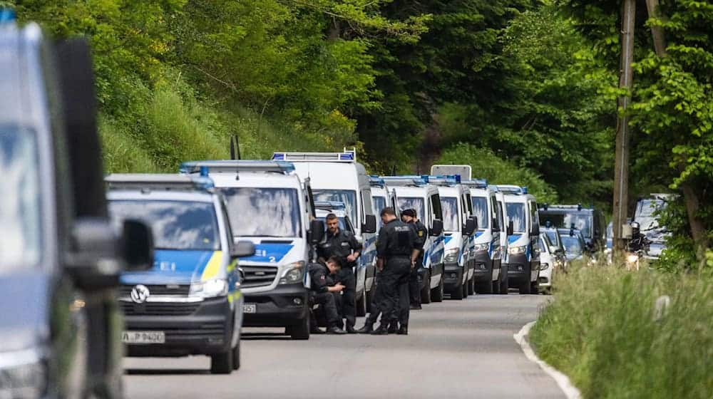 Polizeibeamte stehen auf einer Straße nahe Bad Teinach. / Foto: Philipp von Ditfurth/dpa