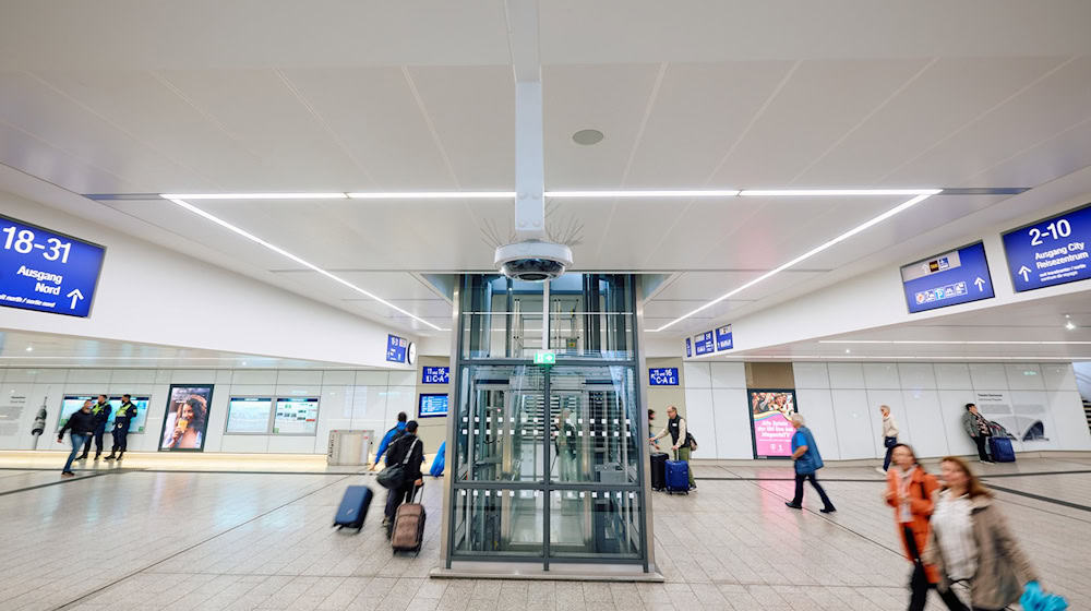 Reisende gehen durch den Dortmunder Hauptbahnhof. / Foto: Bernd Thissen/dpa