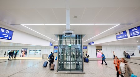 Reisende gehen durch den Dortmunder Hauptbahnhof. / Foto: Bernd Thissen/dpa