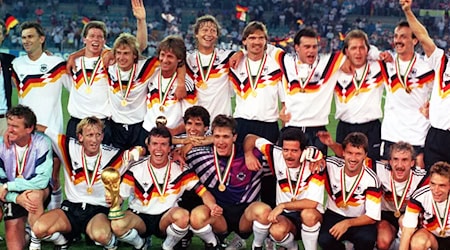 Die deutsche Mannschaft stellt sich nach dem 1:0-Finalsieg bei der Weltmeisterschaft zum Mannschaftsfoto auf. / Foto: Frank Leonhardt/dpa/Archivbild