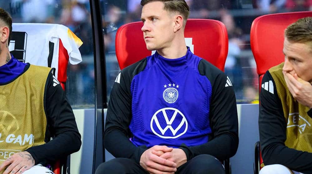 Deutschlands Torwart Marc-Andre ter Stegen sitzt vor dem Spiel auf der Ersatzbank. / Foto: Tom Weller/dpa