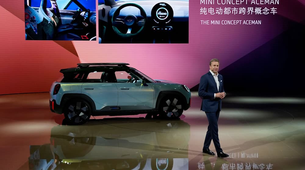 BMW-Vorstandschef Oliver Zipse 2023 bei der Vorstellung des elektrischen Mini Concept Aceman auf der Auto Shanghai. / Foto: Ng Han Guan/AP/dpa
