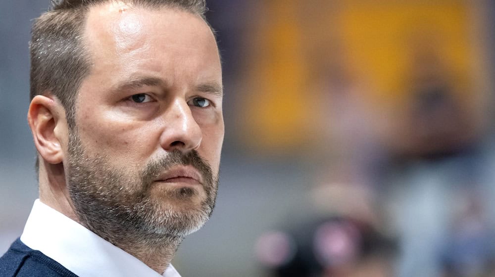 Trainer Thomas Dolak von Düsseldorf kommt vor dem Spiel in die Halle. / Foto: Sven Hoppe/dpa