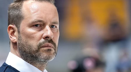 Trainer Thomas Dolak von Düsseldorf kommt vor dem Spiel in die Halle. / Foto: Sven Hoppe/dpa