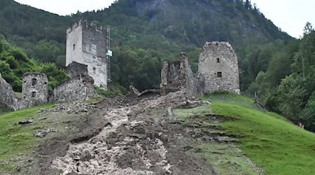 Teile der Burgruine Falkenstein im oberbayerischen Flintsbach sind nach heftigen Regenfällen abgerutscht. / Foto: David Pichler/dpa