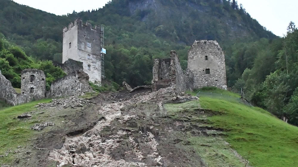 Teile der Burgruine Falkenstein im oberbayerischen Flintsbach sind nach heftigen Regenfällen abgerutscht. / Foto: David Pichler/dpa