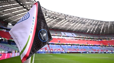 Eine Eckfahne mit dem Logo der EM 2024 ist vor dem Spiel in der München Fußball Arena zu sehen. / Foto: Tom Weller/dpa