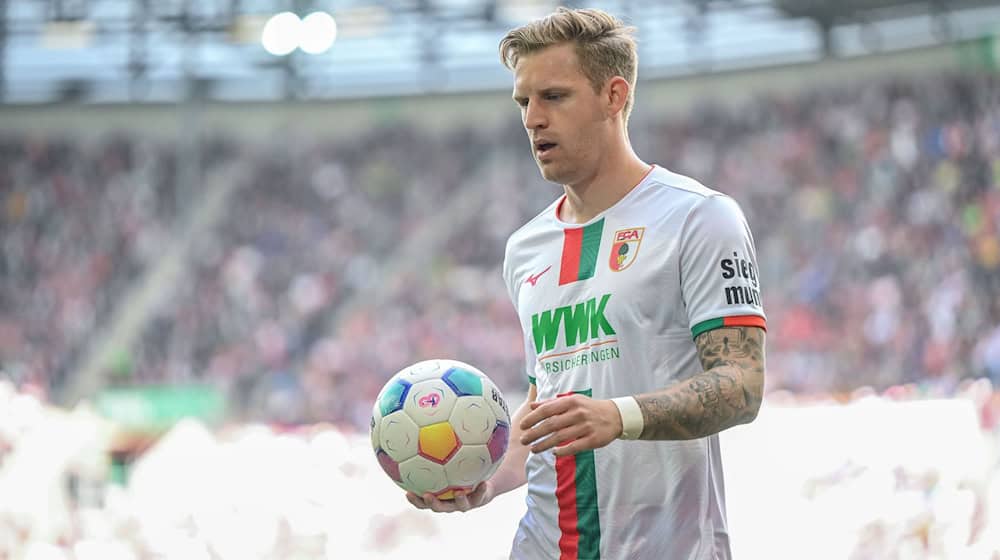 Er verlängert beim FC Augsburg. / Foto: Harry Langer/dpa