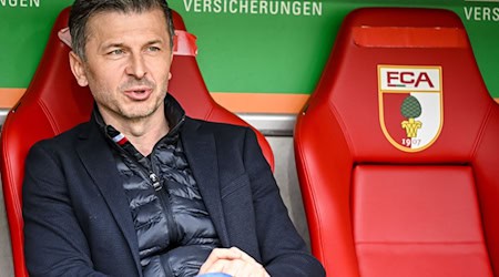 Augsburgs Sportdirektor Marinko Jurendic sitzt vor dem Spiel auf der Bank. / Foto: Harry Langer/dpa