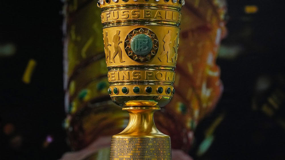 Fußball: Der DFB-Pokal steht auf einem Podest / Foto: Soeren Stache/dpa