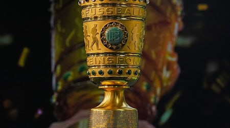 Fußball: Der DFB-Pokal steht auf einem Podest / Foto: Soeren Stache/dpa