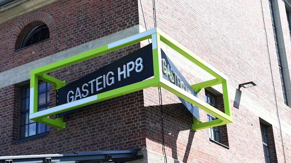 Ein Schild "Gasteig HP8" ist an der Isarphilharmonie zu sehen. / Foto: Felix Hörhager/dpa/Archivbild