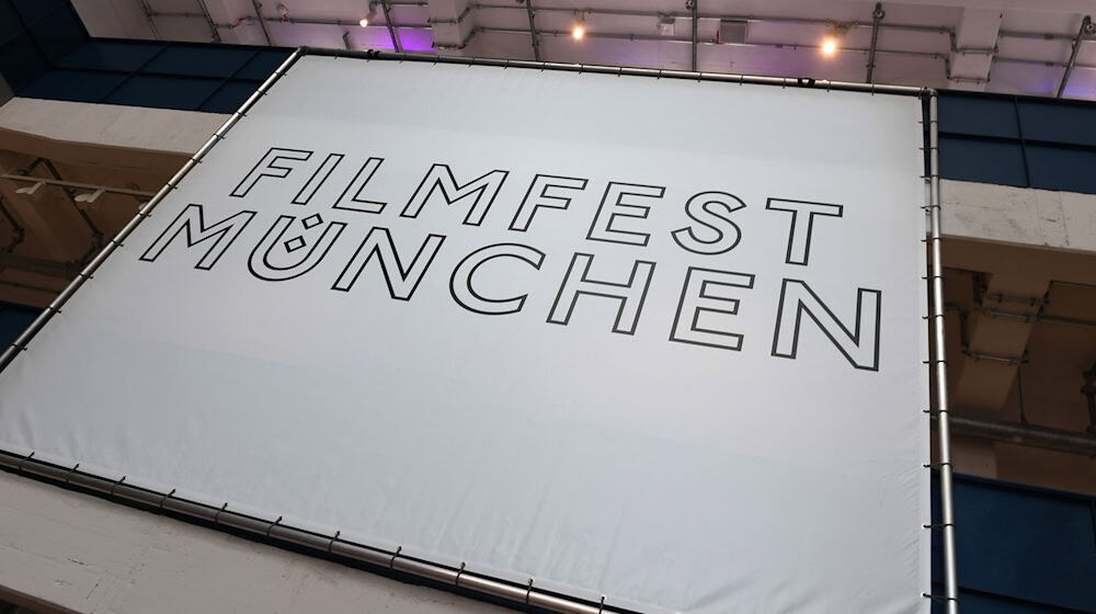 Ein Plakat mit der Aufschrift "Filmfest München" ist in der Isarphilharmonie im HP8 zu sehen. / Foto: Felix Hörhager/dpa/Archivbild
