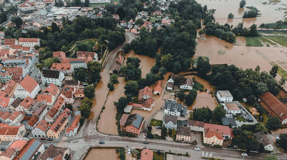 Durch das Hochwasser sind Straßen in Abensberg im niederbayerischen Landkreis Kelheim überschwemmt (Aufnahme mit einer Drohne). / Foto: Sebastian Pieknik/NEWS5 /dpa