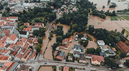 Durch das Hochwasser sind Straßen in Abensberg im niederbayerischen Landkreis Kelheim überschwemmt (Aufnahme mit einer Drohne). / Foto: Sebastian Pieknik/NEWS5 /dpa