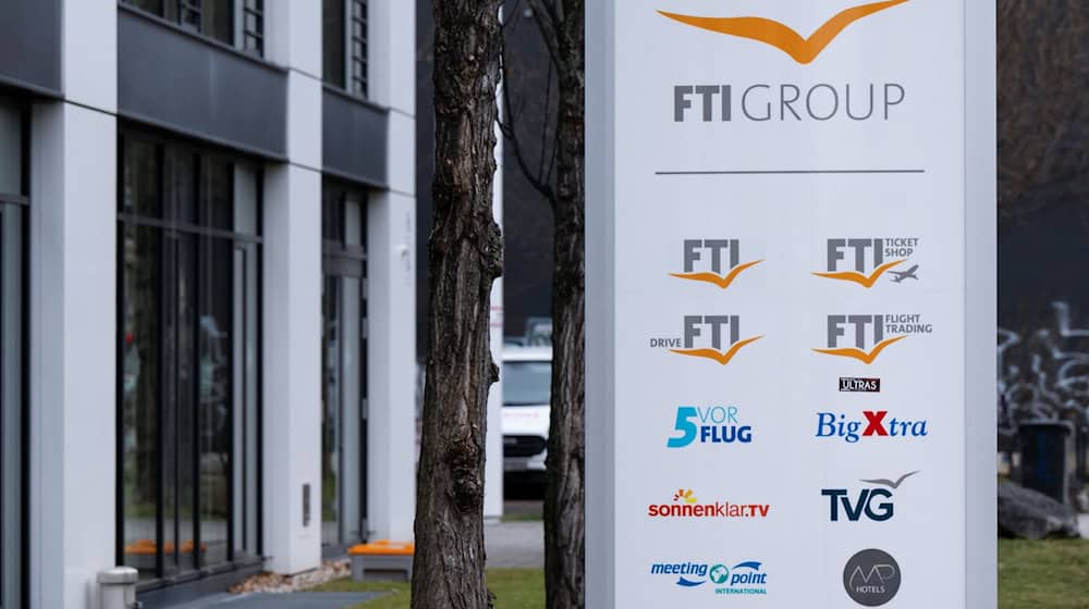 Das Logo des Reiseveranstalter FTI (FTI Group) steht vor dem Firmensitz. / Foto: Sven Hoppe/dpa