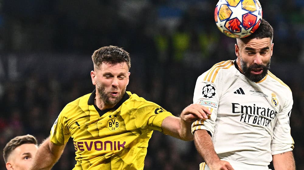 Madrids Dani Carvajal (r) erzielt neben Dortmunds Niclas Füllkrug das Tor zum 0:1. / Foto: Tom Weller/dpa