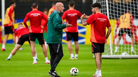 Trainer Marco Rossi (l) spricht mit Dominik Szoboszlai beim Training der ungarischen Nationalmannschaft. / Foto: Tom Weller/dpa