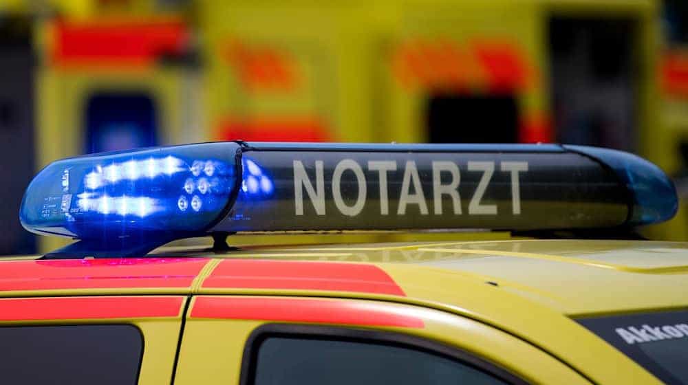 Ein Notarztwagen mit Blaulicht. / Foto: Monika Skolimowska/dpa-Zentralbild/dpa