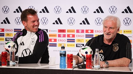 Pressekonferenz mit Bundestrainer Julian Nagelsmann (l) und Sportdirektor Rudi Völler. / Foto: Christian Charisius/dpa