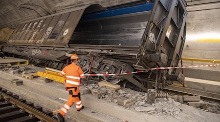 Verunglückte Güterwagen stehen am Unfallort im Gotthard Basistunnel anlässlich einer Medienführung an der Unfallstelle. / Foto: Urs Flueeler/KEYSTONE/dpa/Archivbild