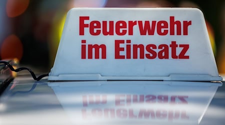 «Feuerwehr im Einsatz» steht auf dem mobilen Auto-Dachschild. / Foto: Daniel Karmann/dpa